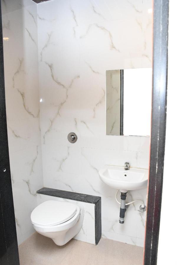 Hotel Sai Shatabdi شيردي الغرفة الصورة